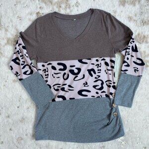 V neck Pink Leopard Spliced Grey Pullover with Bottom Left Side Button Detail💗
